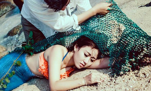 Một bức ảnh được đăng kèm trong bài viết với chú tích nàng tiên cá xuất hiện ở Quảng Nam. 