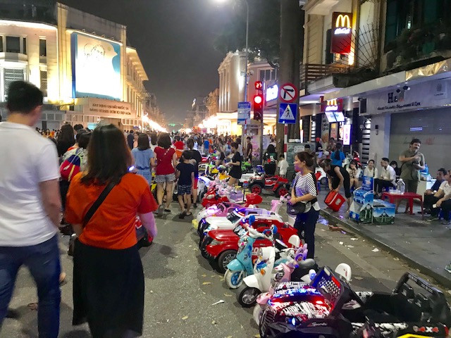 xe điện xếp hàng trăm chiếc trên phố Hàng Khay