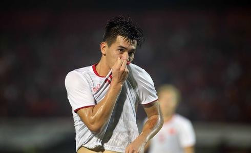 Nguyễn Tiến Linh ăn mừng bàn thắng vào lưới Indonesia ở trận lượt đi