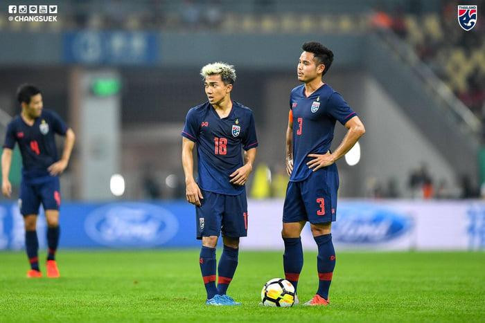 Cùng thi đấu ở Nhật Bản như Theerathon, Chanathip (trái) vẫn cùng đội tuyển Thái Lan tham dự vòng loại World Cup 2022 