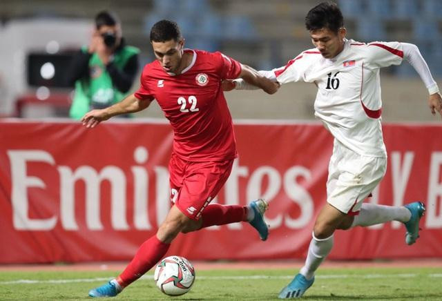 Triều Tiên (áo trắng) rút lui khỏi vòng loại World Cup 2022