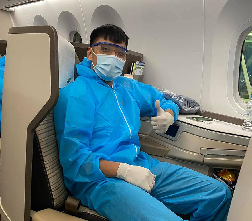 "Người hùng" Hồ Văn Ý thông báo hạ cánh an toàn xuống sân bay Tân Sơn Nhất.