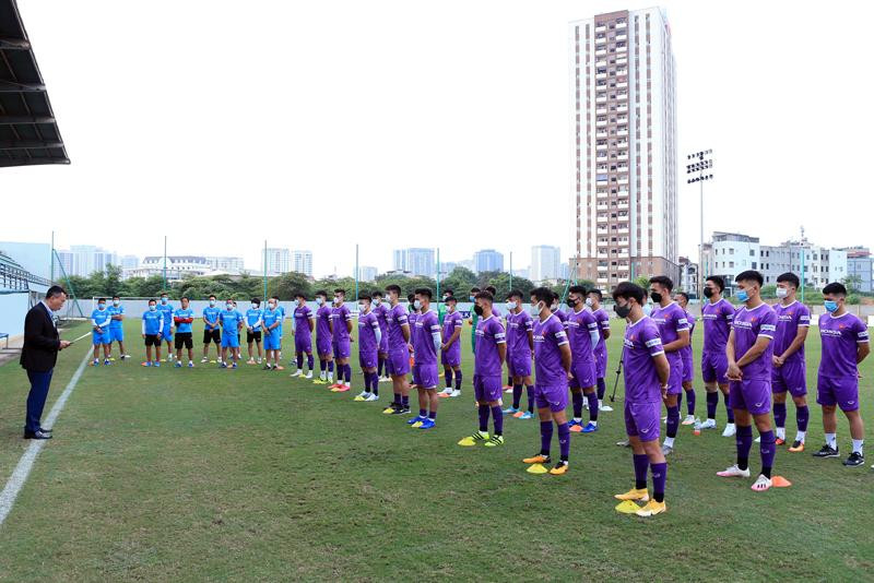 Phó Chủ tịch thường trực VFF Trần Quốc Tuấn trân trọng đọc nguyên văn lá thư của Chủ tịch nước Nguyễn Xuân Phúc gửi tới đội tuyển Việt Nam.