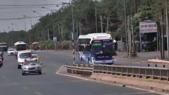 Xe khách rồ ga phóng ngược chiều trên cầu ở Đồng Nai