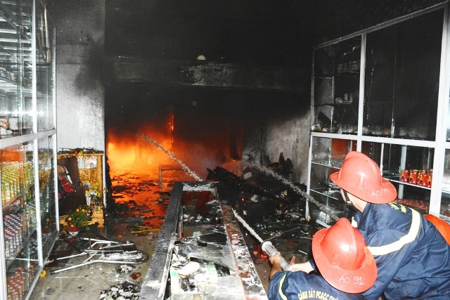 Do bên trong chứa một lượng lớn tinh dầu tràm thành phẩm dễ cháy và gây ra khói ngạt dày đặc, nên công tác cứu hỏa gặp rất nhiều khó khăn.