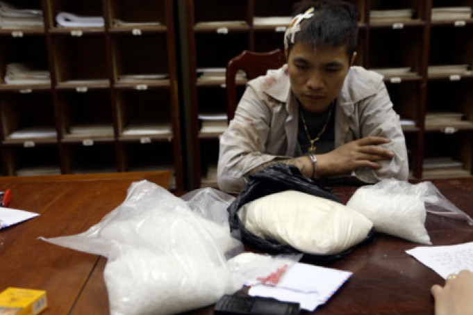 Trần Bá Đức cùng tang vật của vụ án. Ảnh: Công an LS cung cấp