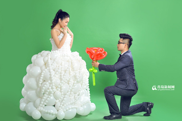 Chú rể ‘may’ váy cưới cho cô dâu từ 600 quả bóng bay