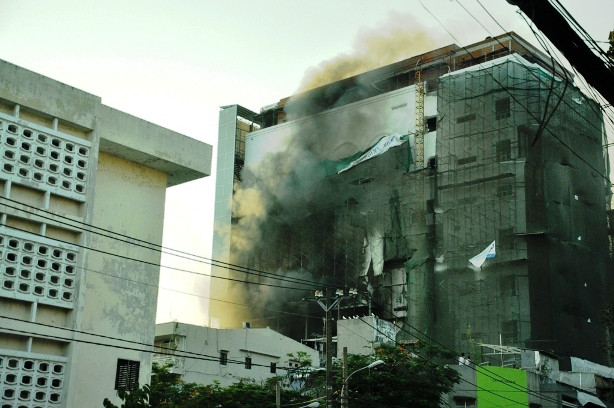 Khoảng 17h15 ngày 7/4, công trình xây dựng trung tâm tiệc cưới hội nghị Western Place số 443-445 Lê Hồng Phong, phường 2, quận 10, TPHCM bất ngờ bốc cháy dữ dội kèm theo khói đen bốc lên nghi ngút tại khu vực tầng 3.