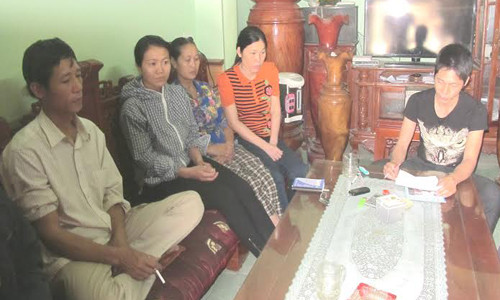 Những người chơi phường ở xã Phú Sơn đang rất hoang mang vì lâm cảnh nợ nần do vỡ hụi. Ảnh: Lam Sơn. 