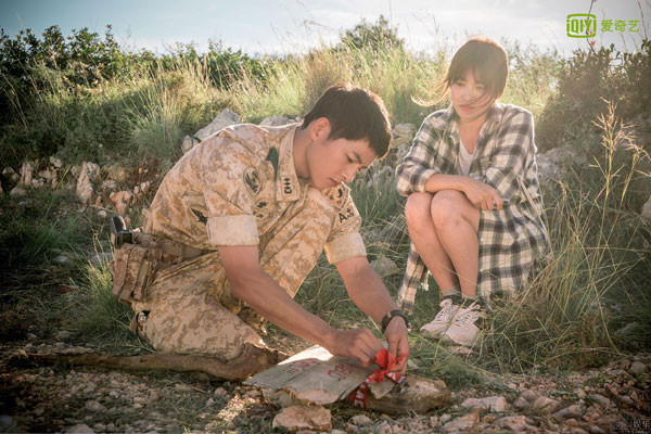 Hậu duệ mặt trời là câu chuyện về cuộc gặp gỡ tình cờ đã khiến đại úy điển trai Yoo Shi Jin (Song Joong Ki) trúng tiếng sét ái tình với bác sĩ xinh đẹp Kang Mo Yeon (Song Hye Kyo)