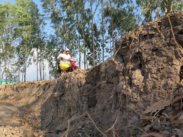 Điểm sụp lún tại xã Khánh Hải làm cho tuyến đường tê liệt hoàn toàn.