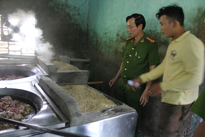 Lực lượng chức năng kiểm tra cơ sở chế biến của ông Đăng Hoành.