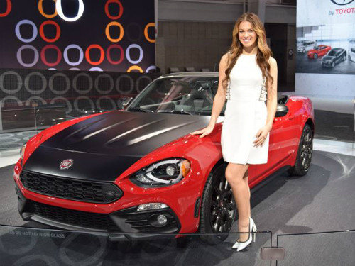 Lóa mắt với dàn mỹ nữ tại New York Auto Show 2016