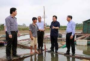 Phó Thủ tướng Trịnh Đình Dũng chia sẻ với ngư dân về những thiệt hại vừa qua, đồng thời đề nghị bà con tích cực phối hợp với cơ quan chức năng để xác định nguyên nhân, sớm khôi phục sản xuất. Ảnh: VGP/Xuân Tuyến