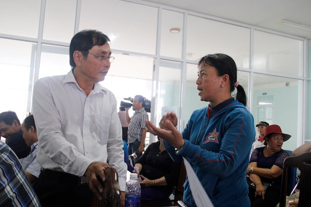 Một chủ buôn trao đổi với ông Nguyễn Đỗ Tám, Phó Giám đốc Sở NNPTNT Đà Nẵng về tình hình buôn bán thủy sản sau khi có thông tin cá chết. Ảnh: Thanh Trần. 