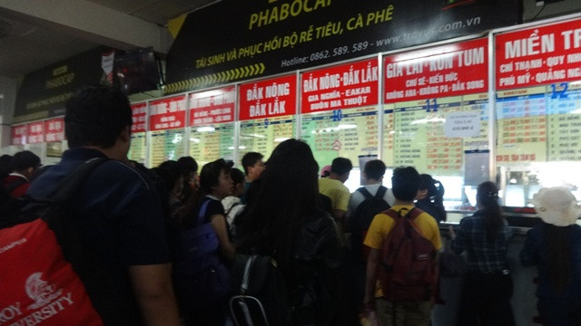 Bến xe chật cứng người dịp lễ 