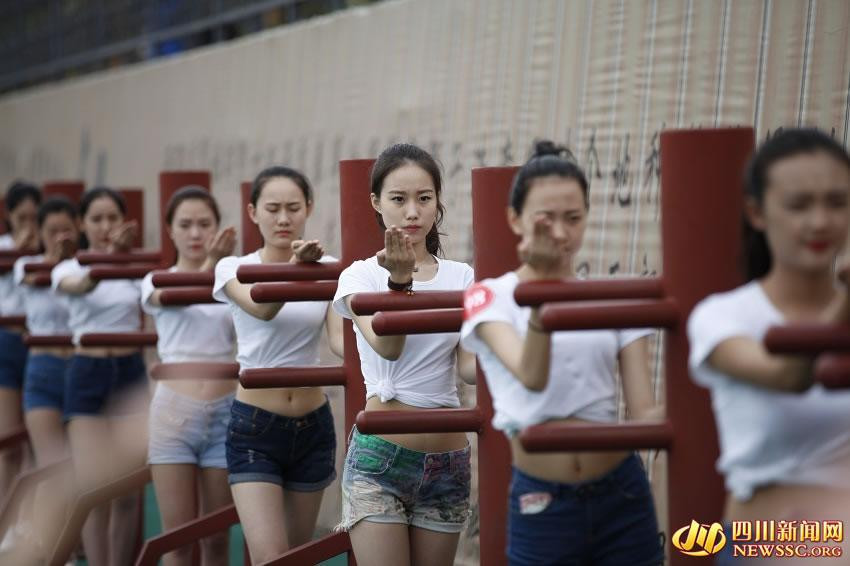 Thiếu nữ gợi cảm luyện Vịnh Xuân Quyền gây sốt