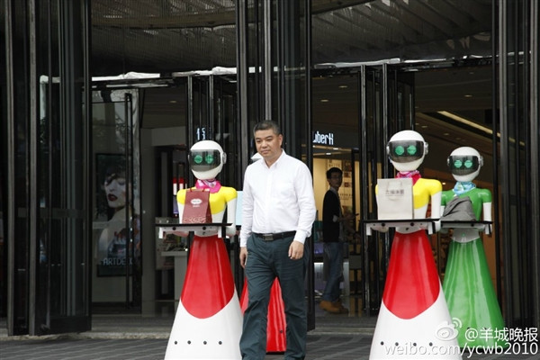 Đại gia đi mua sắm, cả dàn robot theo... xách đồ