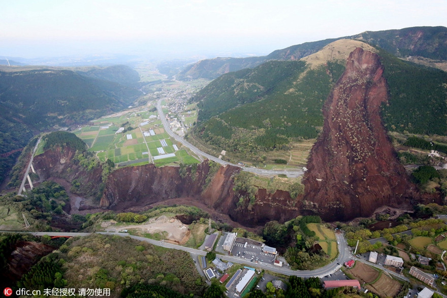 Cảnh tượng như tận thế sau động đất Nhật Bản