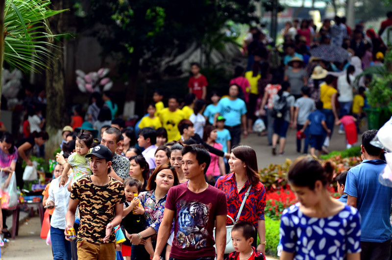 Nhiệt độ ngoài trời tại khu vực Hà Nội lên tới hoen 30 độ C, thế nhưng hàng nghìn người vẫn đổ về các khu vui chơi, vườn thú,... đông nghịt người.