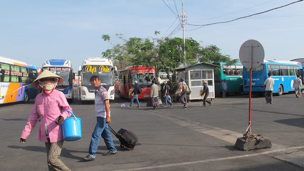 Quy định siết chặt phù hiệu xe hợp đồng của Sở GTVT TPHCM được cho là trái quy định của Bộ GTVT. Ảnh minh họa chụp tại Bến xe Miền Tây – TP HCM