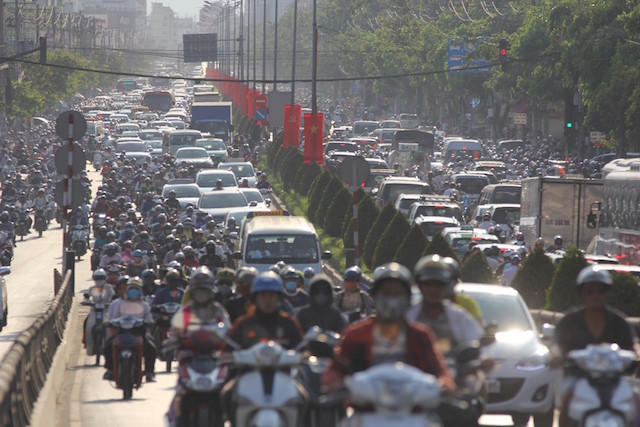 Đường Cộng Hòa đông nghẹt xe từ chiều đến tối.