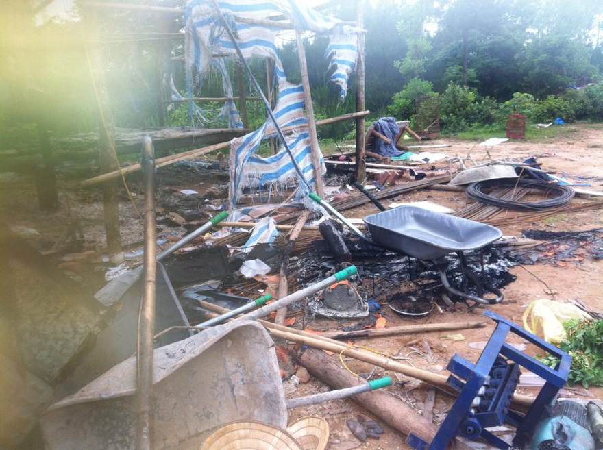 Các lán trại cùng đồ đạc bị thiêu rụi. Ảnh: Q. Doanh