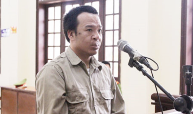 Ông Cầu ra tòa khai nhận hành vi đốt vợ. Ảnh: Nguyễn Thái. 