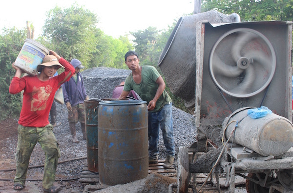 Thanh niên làm đường nông thôn