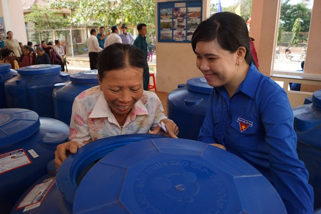 Giúp đỡ đồng bào vùng hạn và xâm nhập mặn