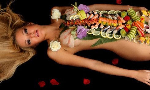 Người mẫu sau khi được trang trí xong và chuẩn bị phục vụ một bữa tiệc Nyotaimori. Ảnh: The Plaid Zebra