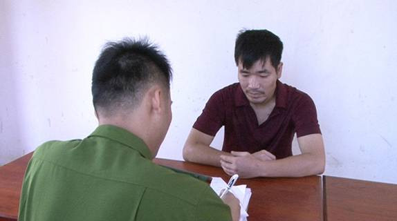 Đối tượng chém con nợ tại cơ quan công an. Ảnh: Việt Dũng