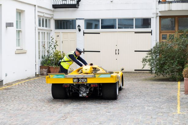 Cảnh sát gắn vé phạt lên siêu xe.