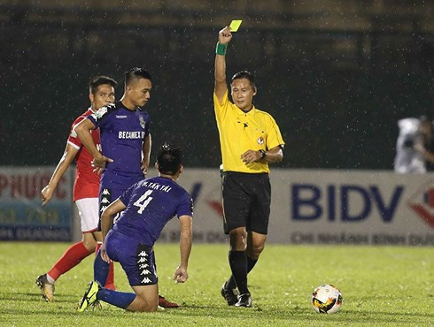 Treo còi vô thời hạn trọng tài 'quên' rút thẻ đỏ ở V-League 