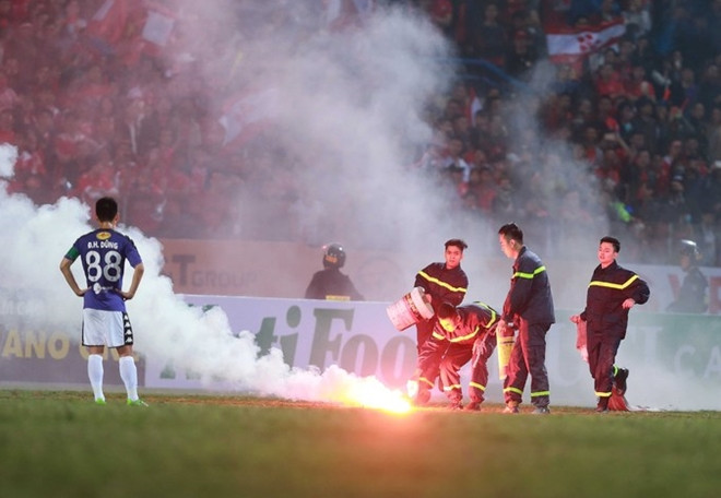 Pháo sáng bị ném xuống sân Hàng Đẫy vào tháng 3/2018