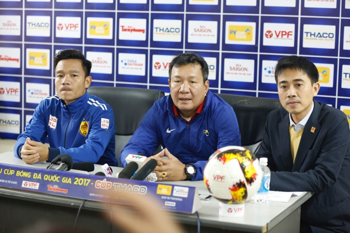 HLV Hoàng Văn Phúc (giữa) trong buổi trao đổi thông tin trước trận đấu diễn ra vào chiều nay. Ảnh: Hồng Vĩnh.