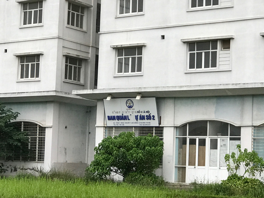 Văn phòng ban quản lý dự án cỏ mọc chắn cả lối vào