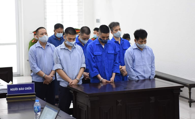 E kíp bảo kê "xe vua" tại toà. Ảnh: Đình Cảnh