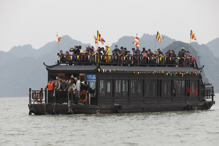 Du khách nườm nượp đổ về chùa Tam Chúc du xuân. Ảnh: H.A