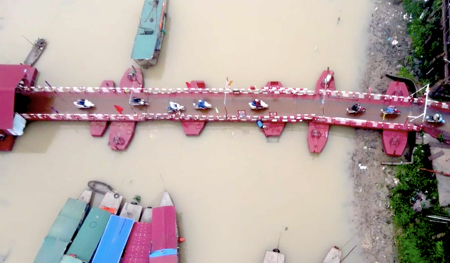 Thực trạng cầu phao Lương Phúc đang vận hành. Ảnh: N.B