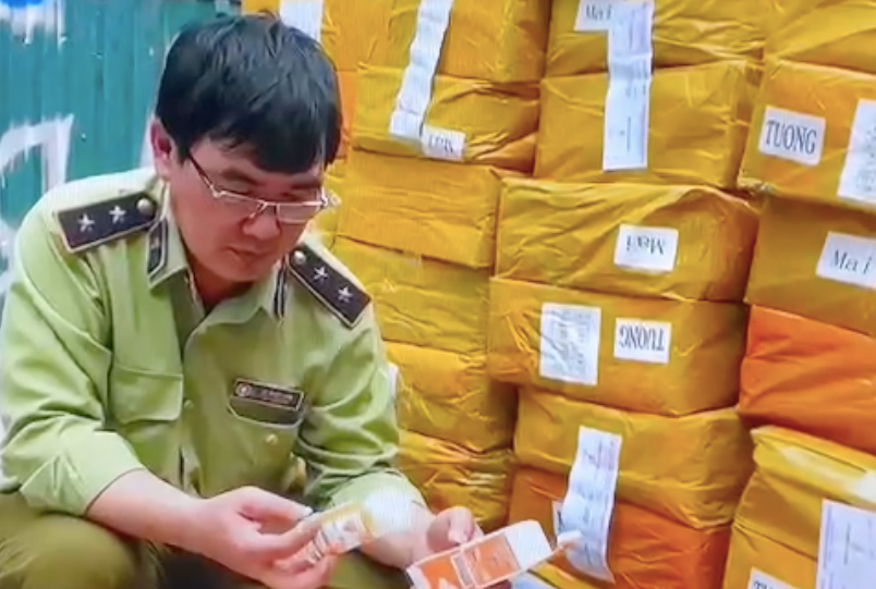 Lực lượng QLTT kiểm tra lô hàng tinh dầu thuốc lá điện tử tại khu vực đường Phạm Hùng.