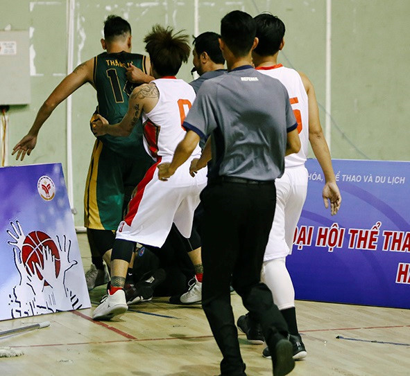 Cấm thi đấu 10 năm đối với hai cầu thủ bóng rổ 'tẩn' trọng tài