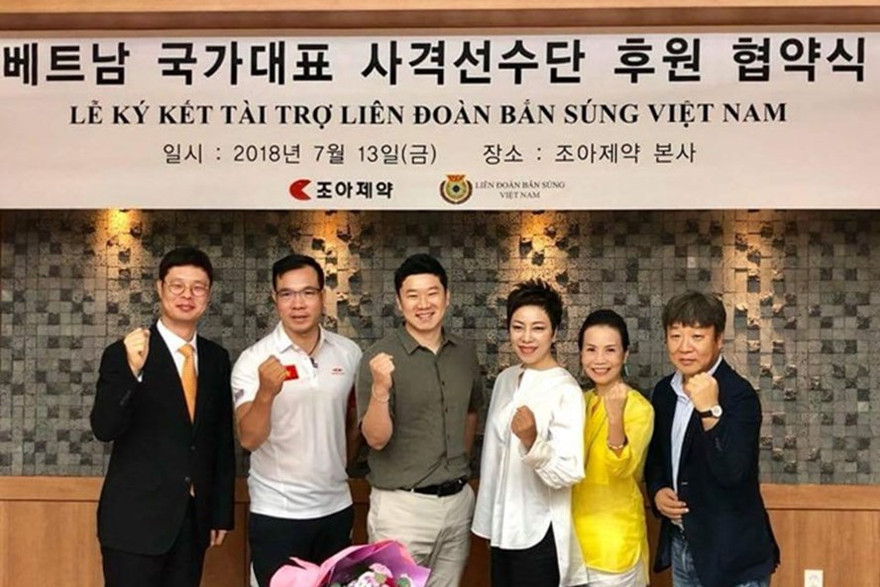 Jin Jong Oh ( thứ 3 từ trái sang)