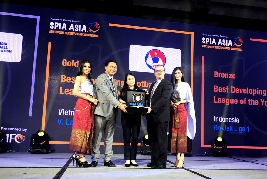 Ông Trần Anh Tú (thứ hai từ trái sang) - Chủ tịch HĐQT kiêm TGĐ Công ty VPF nhận giải thưởng Vàng dành cho V-League 1 