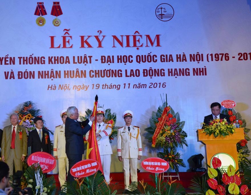 Khoa Luật nhận Huân chương Lao động hạng Nhì. Ảnh: MH