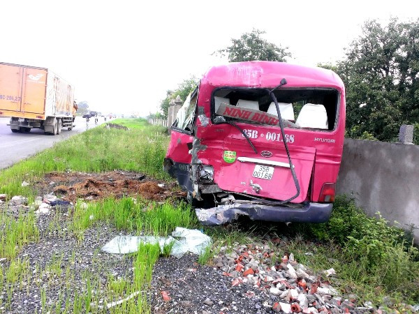 Xe tải tông xe khách bẹp dúm, bay dúi dụi vào tường nhà dân