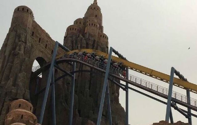 Du khách bị treo lộn ngược giữa trời suốt 20 phút.