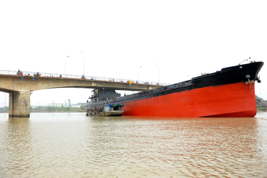 Nóc ca bin tàu cao hơn tĩnh không thông thuyền nên khi đi qua đã va chạm mạnh vào dầm cầu khiến con tàu kẹt cứng dưới gầm cầu. 