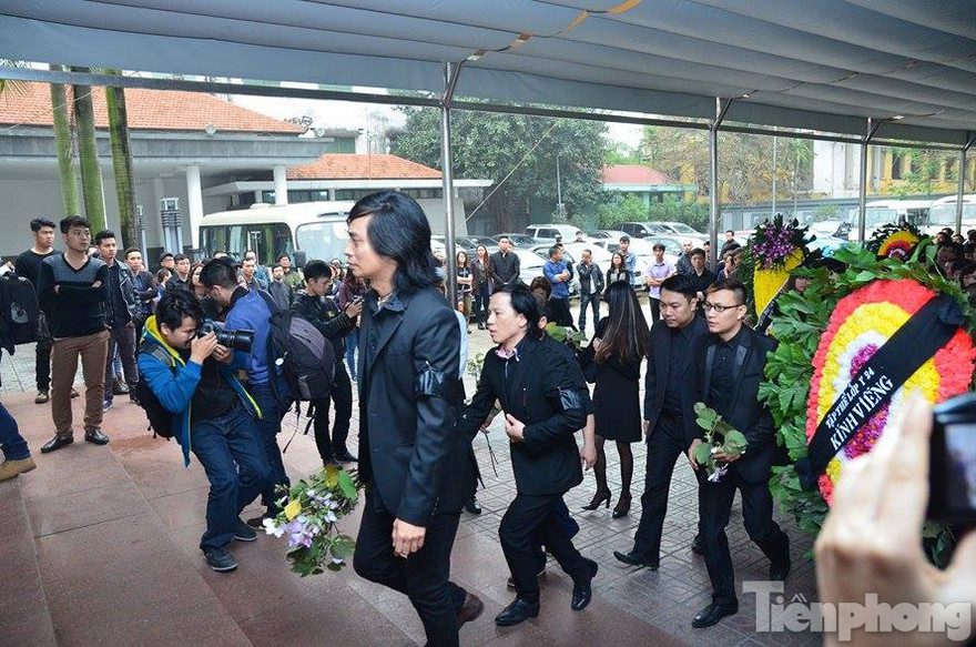 Các thành viên ban nhạc Bức tường tại tang lễ Trần Lập.