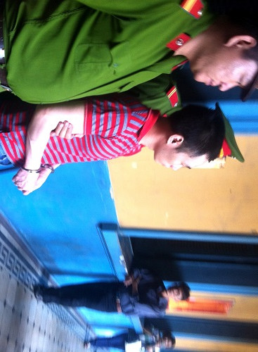 Bị cáo ‘cướp, giết, hiếp’ Lò Văn Phóng sau khi bị tuyên án sáng nay 4/3. Ảnh: Tân Châu